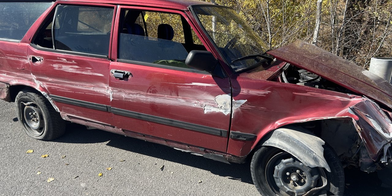 Sivas'ta otomobil bariyerlere çaptı: 1 ağır, 2 yaralı