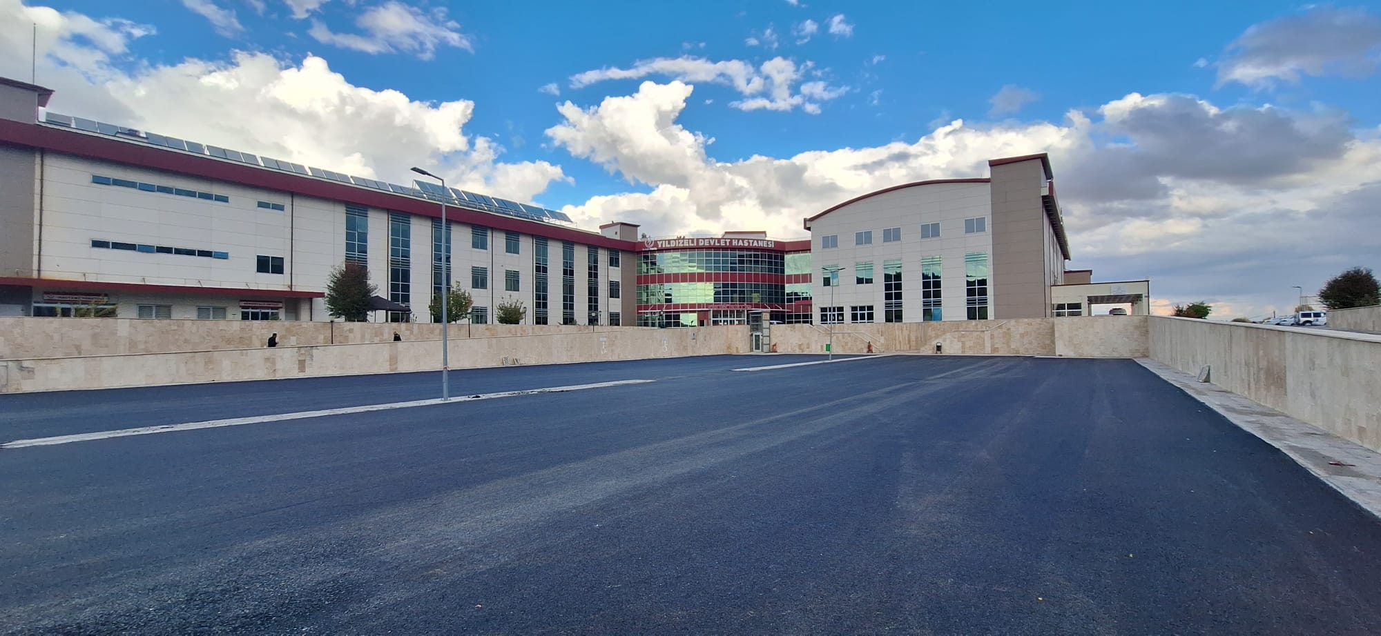 Sivas İl Özel İdaresi’nden Yıldızeli Devlet Hastanesi Otoparkına Asfalt