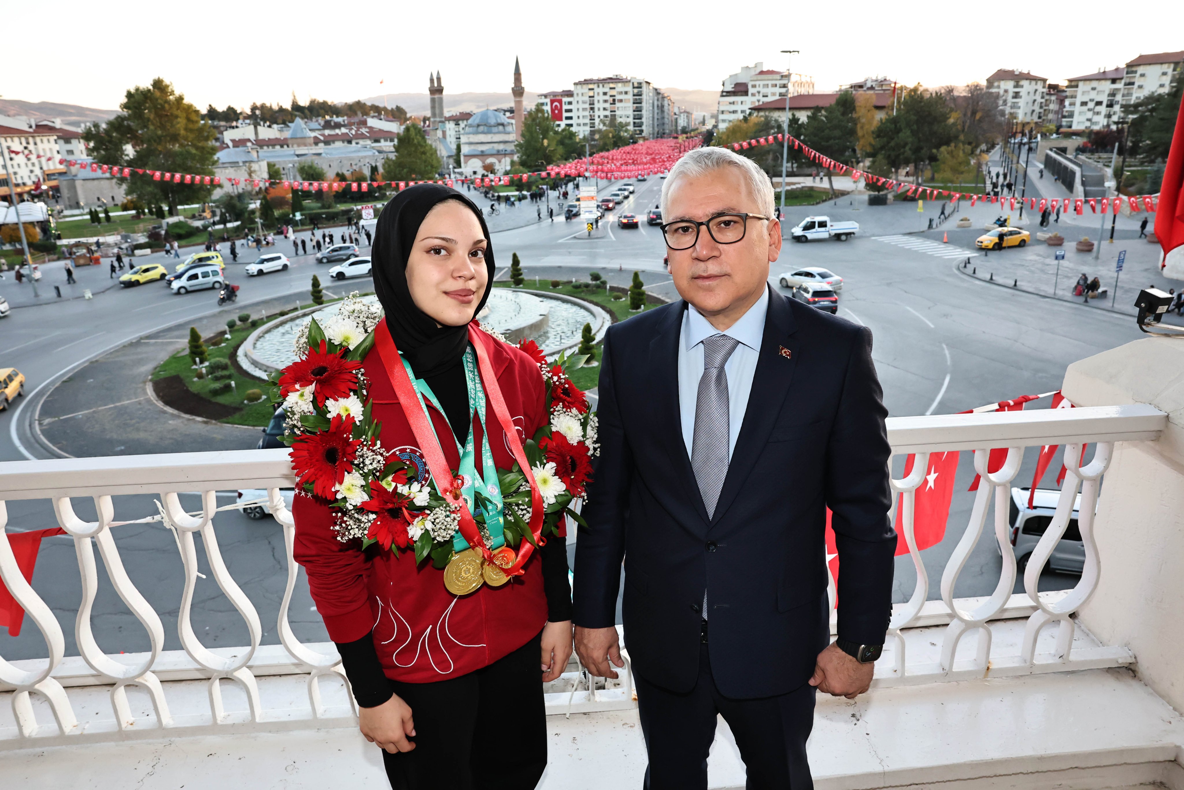 Vali Şimşek Sivaslı şampiyonu misafir etti