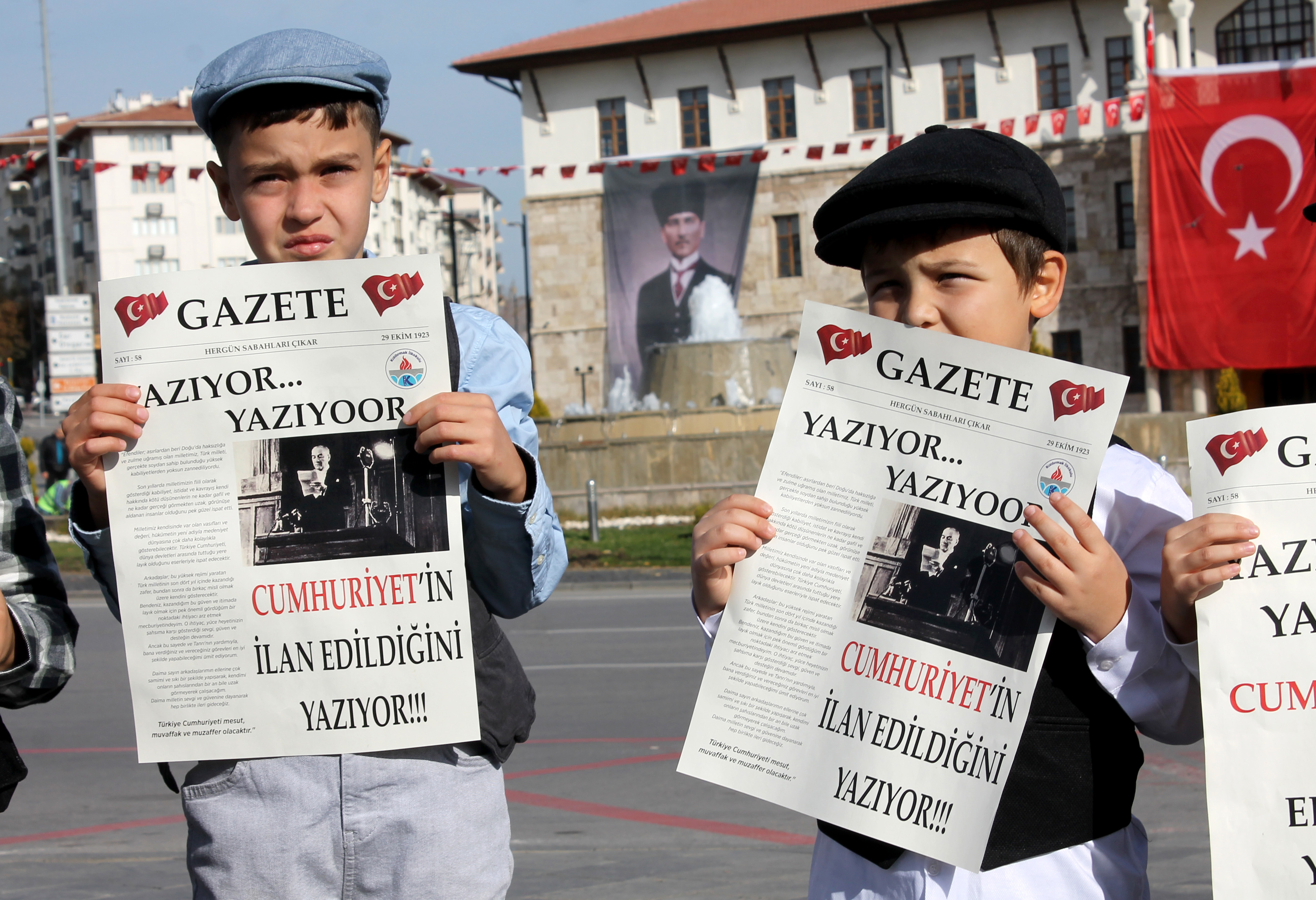 Minik Gazeteciler Cumhuriyet’in Müjdesini Sivas’a Taşıdı