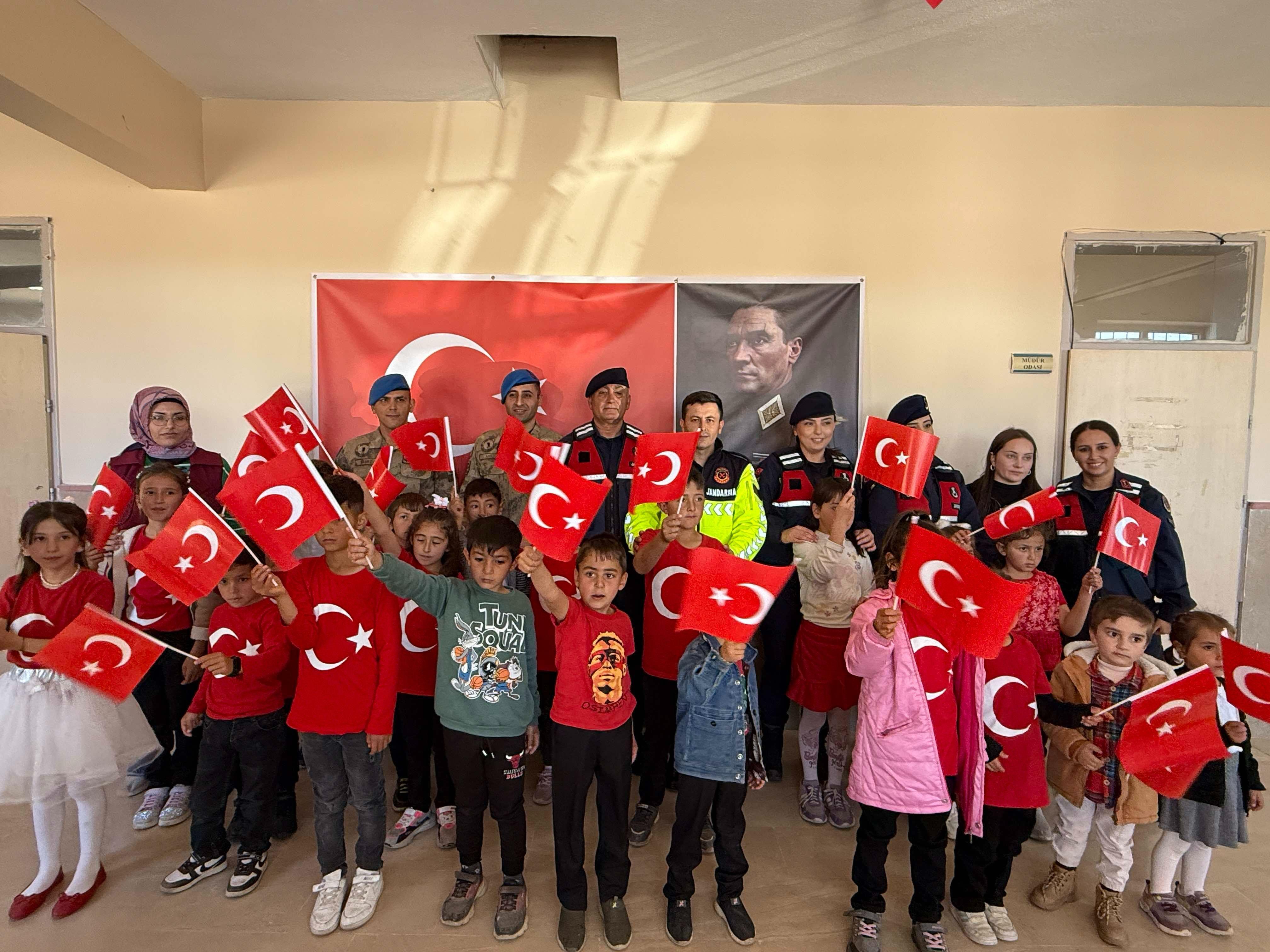 Sivas’ta Jandarma Miniklerle Cumhuriyet Coşkusunu Paylaştı