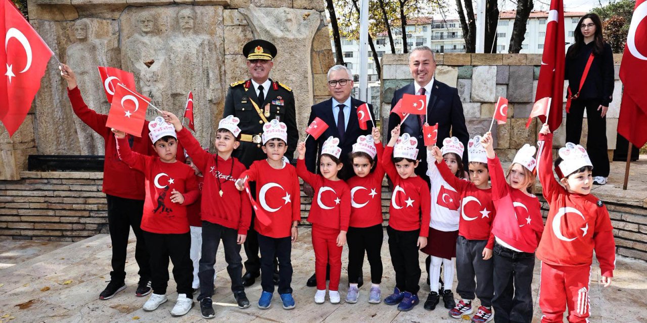 Sivas'ta protokolden anıta çelenk