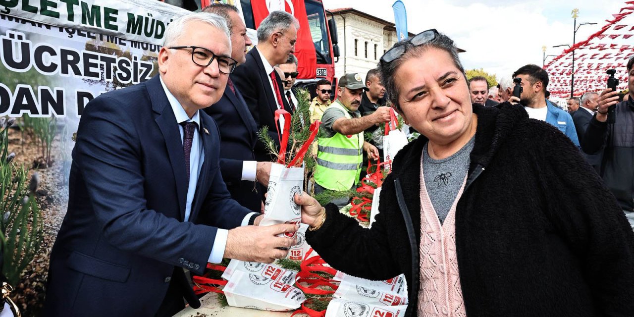 Cumhuriyet'in 102'nci yılı anısına vatandaşlara fidan