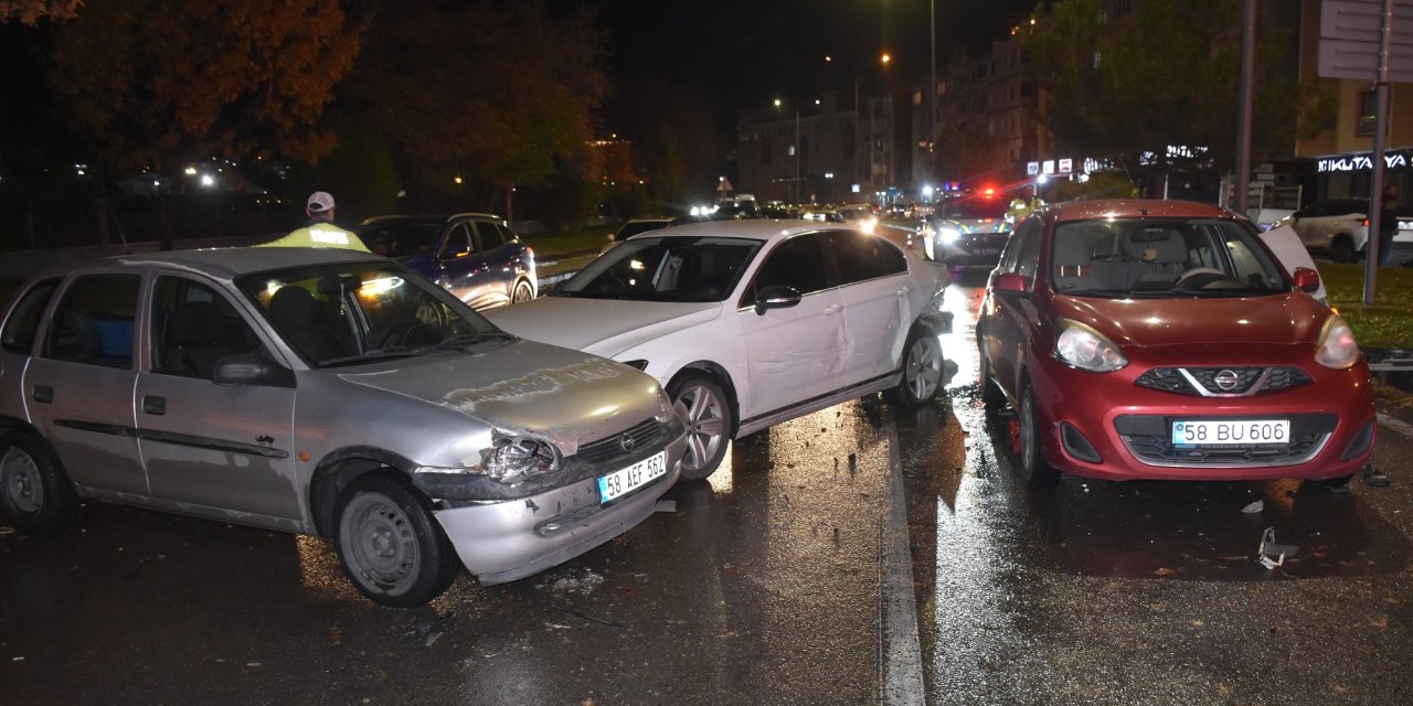 Sivas'ta 5 aracın karıştığı zincirleme kazada 1 yaralı