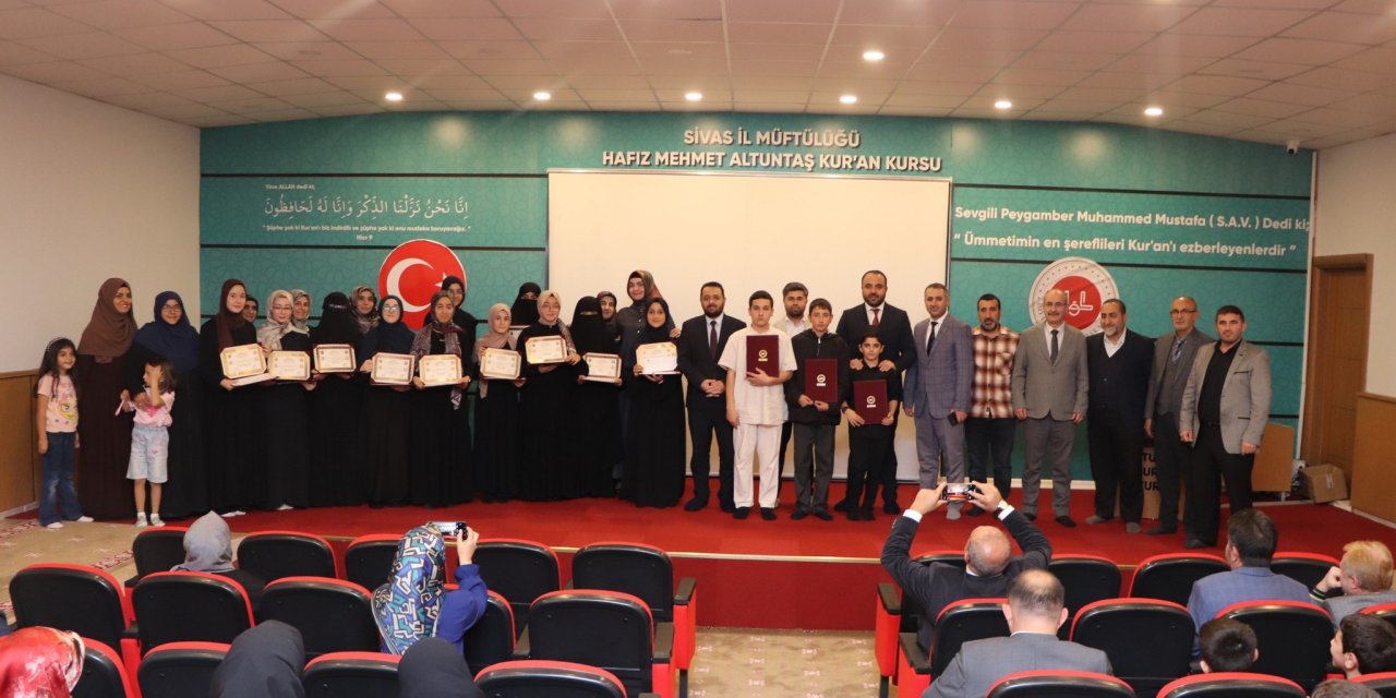 Sivas’ta 14 öğrenci hafızlık belgesini aldı