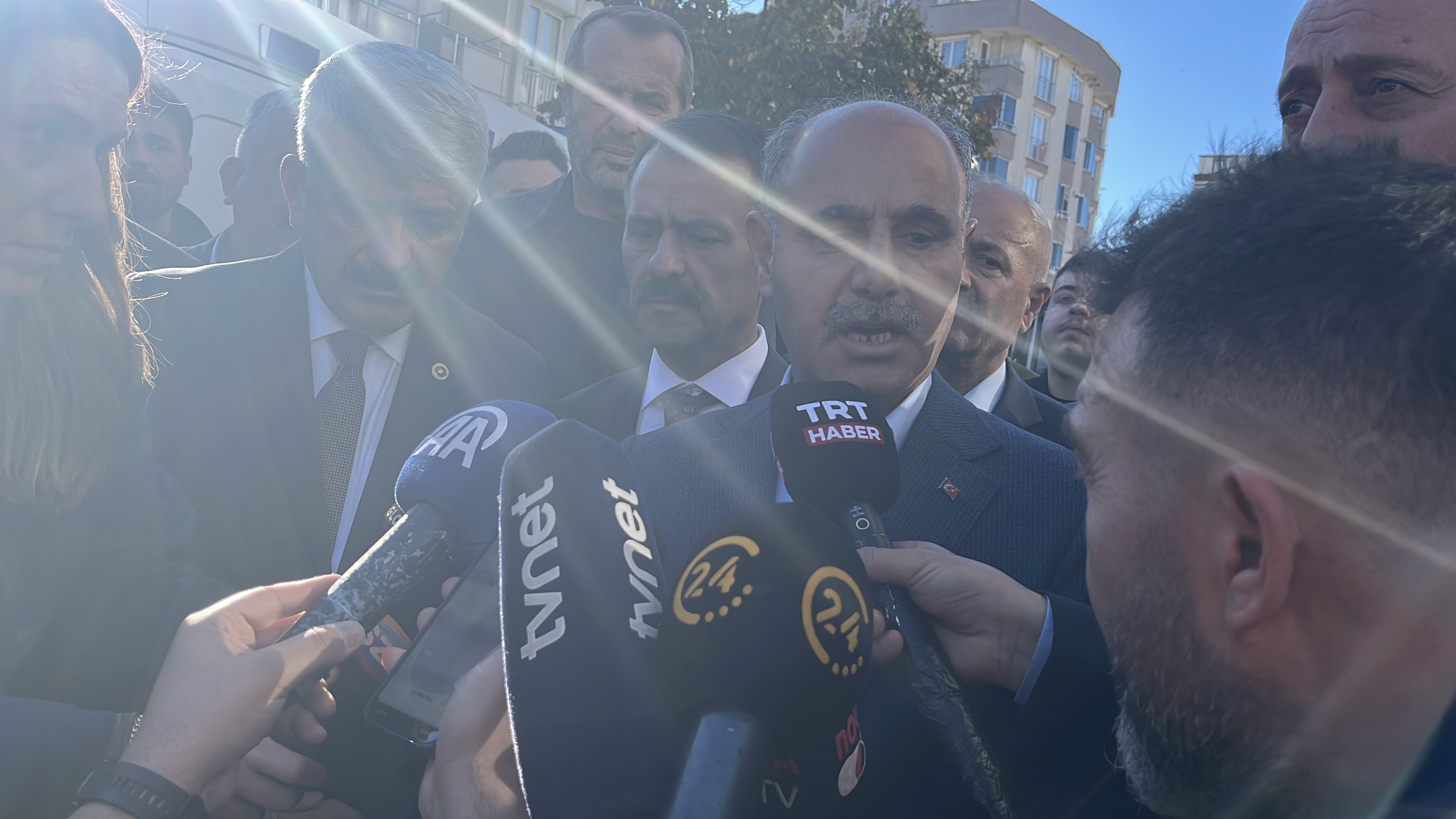 5 kişiden 1'i sağ, 2'sinin cansız bedeni çıkarıldı