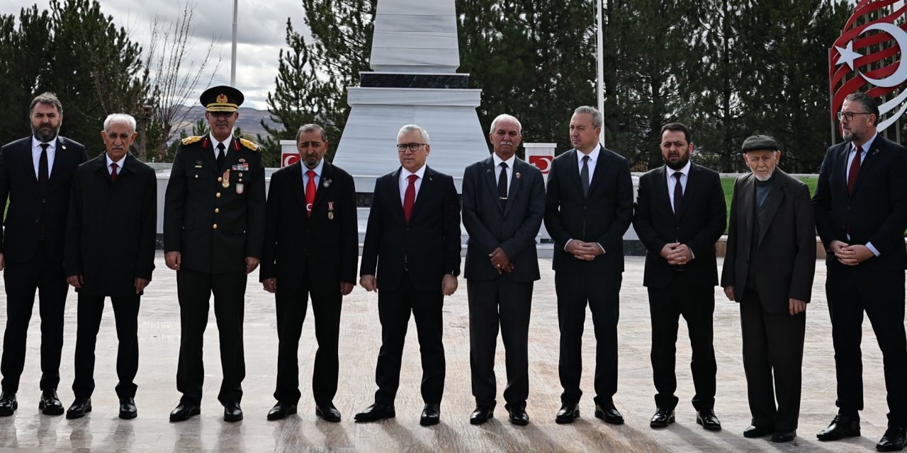 Cumhuriyet Coşkusu, Şehitlikte Dualarla Taçlandı