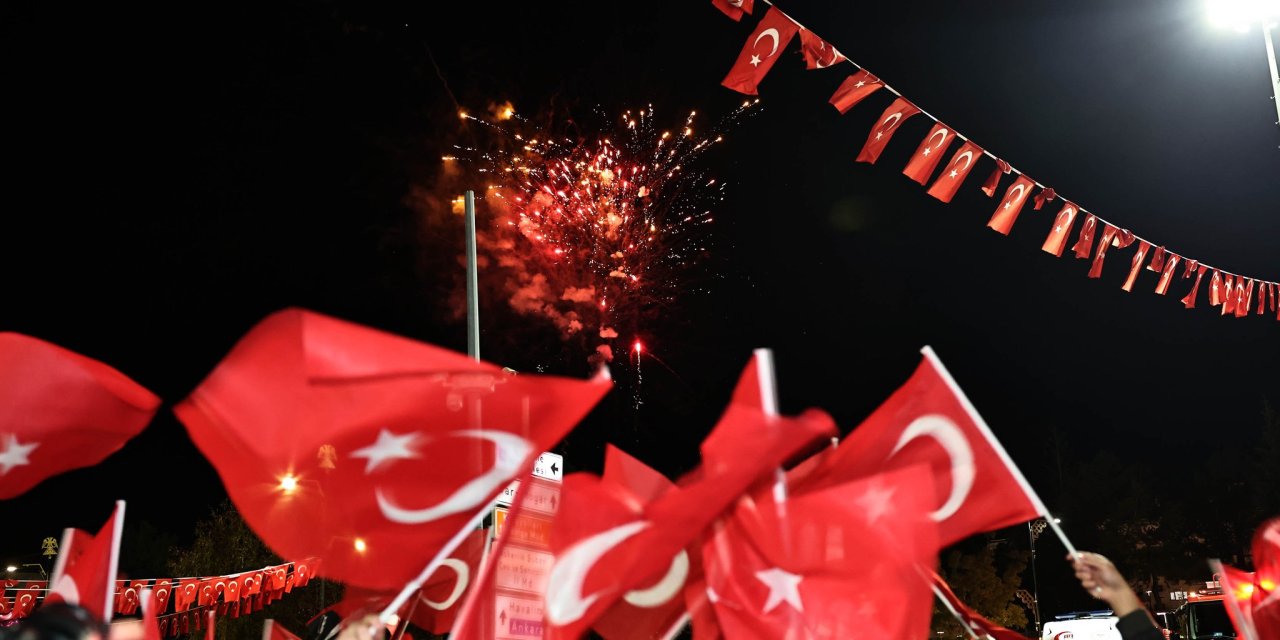 Sivas'ta havai fişekli Cumhuriyet coşkusu