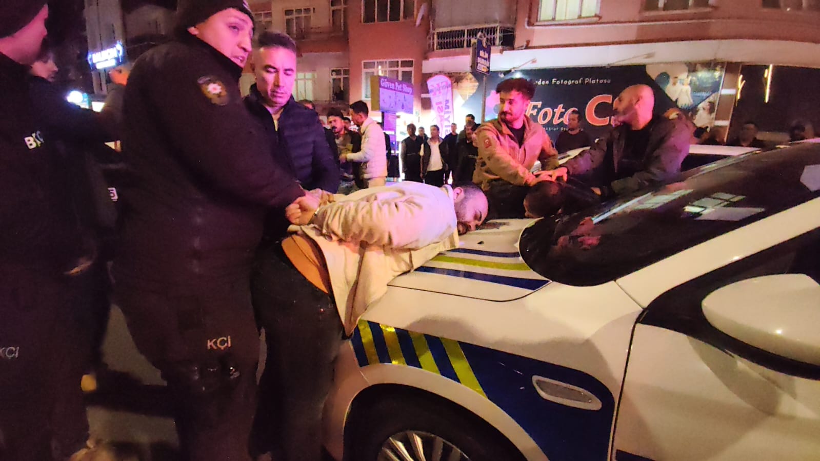 Kimlik isteyen şube müdürüne tekme attı