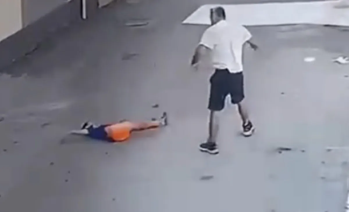 İnfial yaratan görüntü, çocuğu ayak bileğinden tutup...