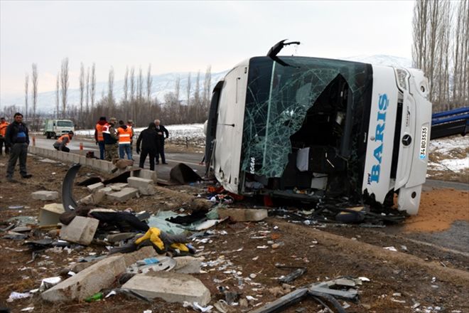 SİS VE BUZ KAZASI: 1 ÖLÜ 36 YARALI