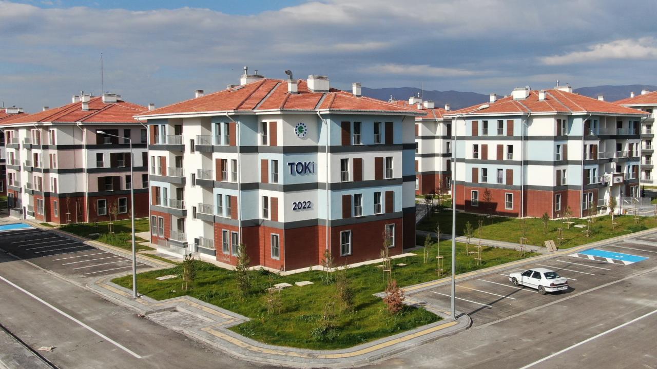 Sivas Milletvekili İlçelere Sosyal Konut Dağılımını Açıkladı