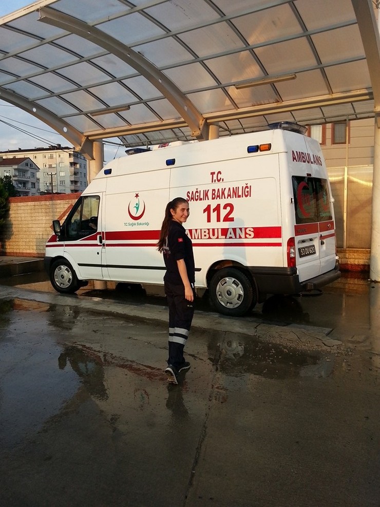 Kamyonetin çarptığı sağlık personeli kurtarılamadı