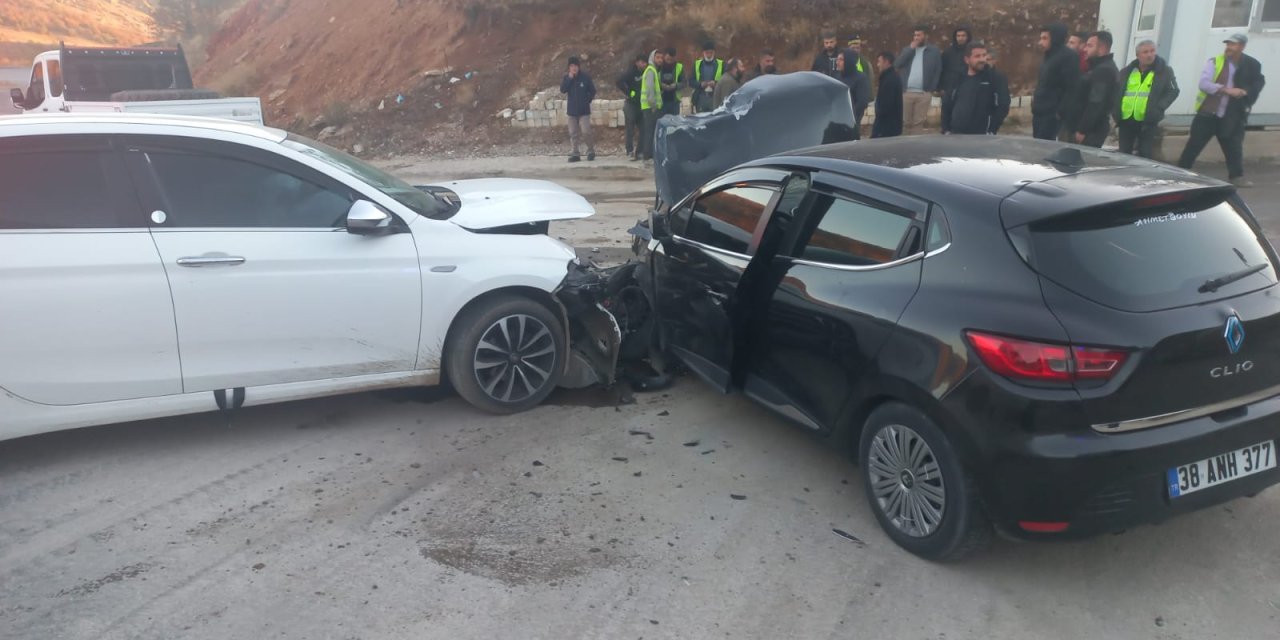 Sivas'ta otomobiller çarpıştı: 3 yaralı