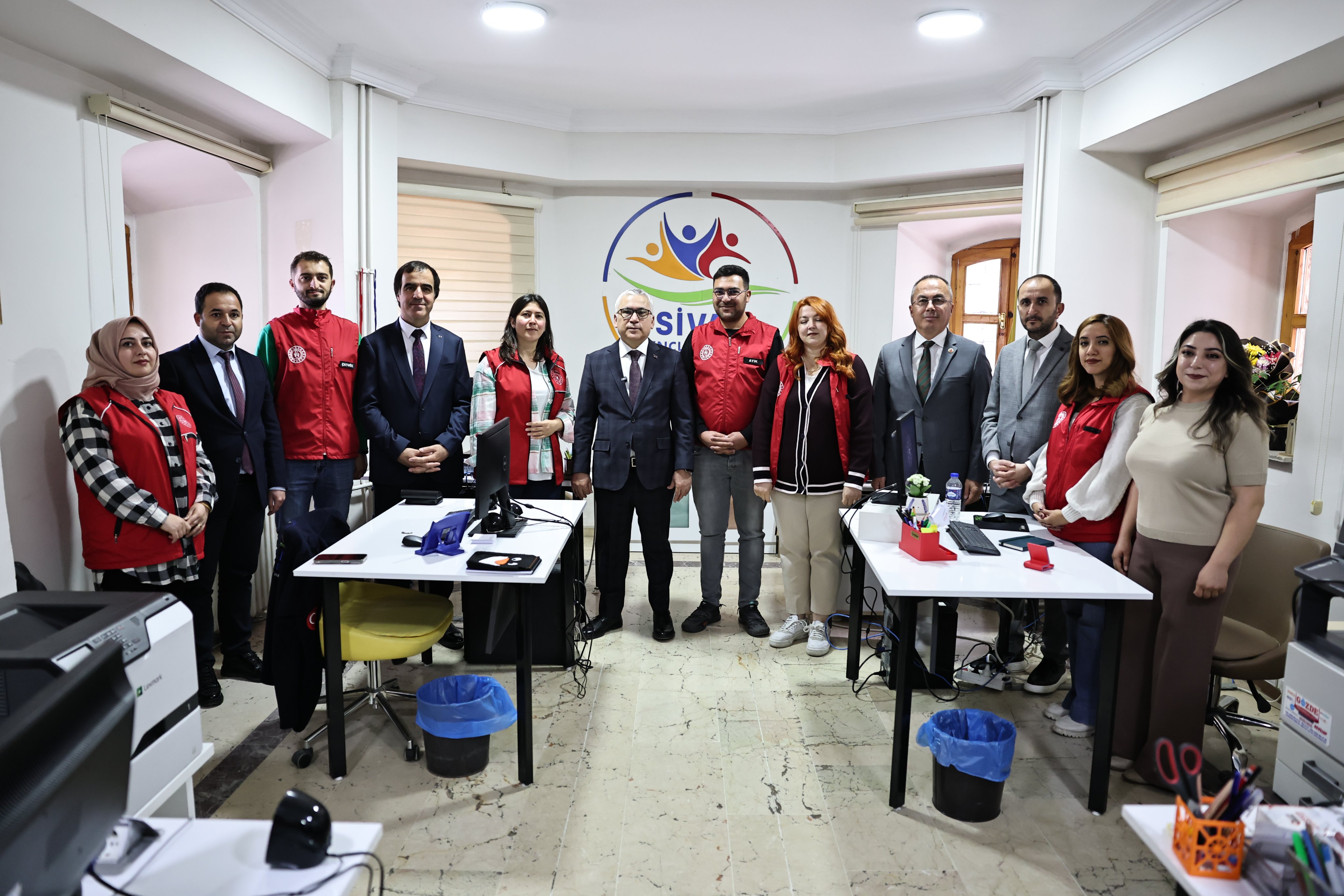 Vali Şimşek’ Gençlik Merkezini Ziyaret Etti