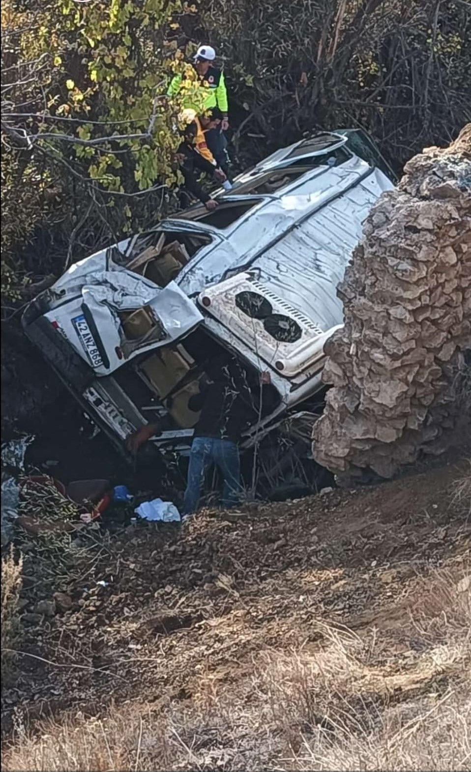 Öğrenci servisi uçuruma yuvarlandı: 14 yaralı