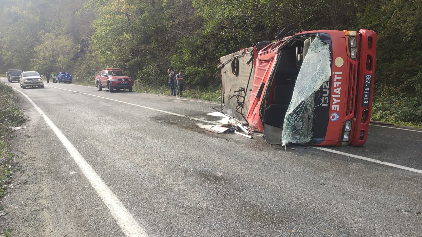 Yangına müdahaleden dönen itfaiye aracı devrildi: 2 yaralı