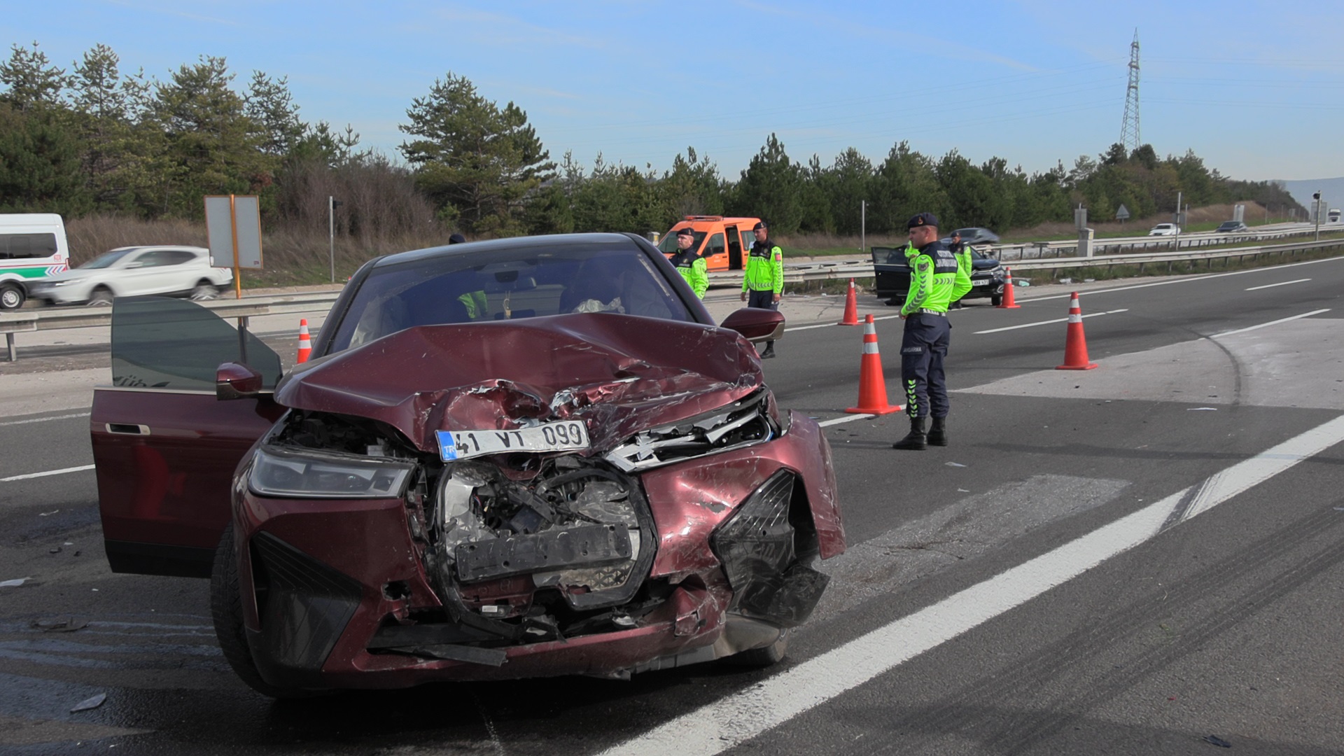 Otoyolda cip, otomobile çarptı: 1 ölü, 4 yaralı