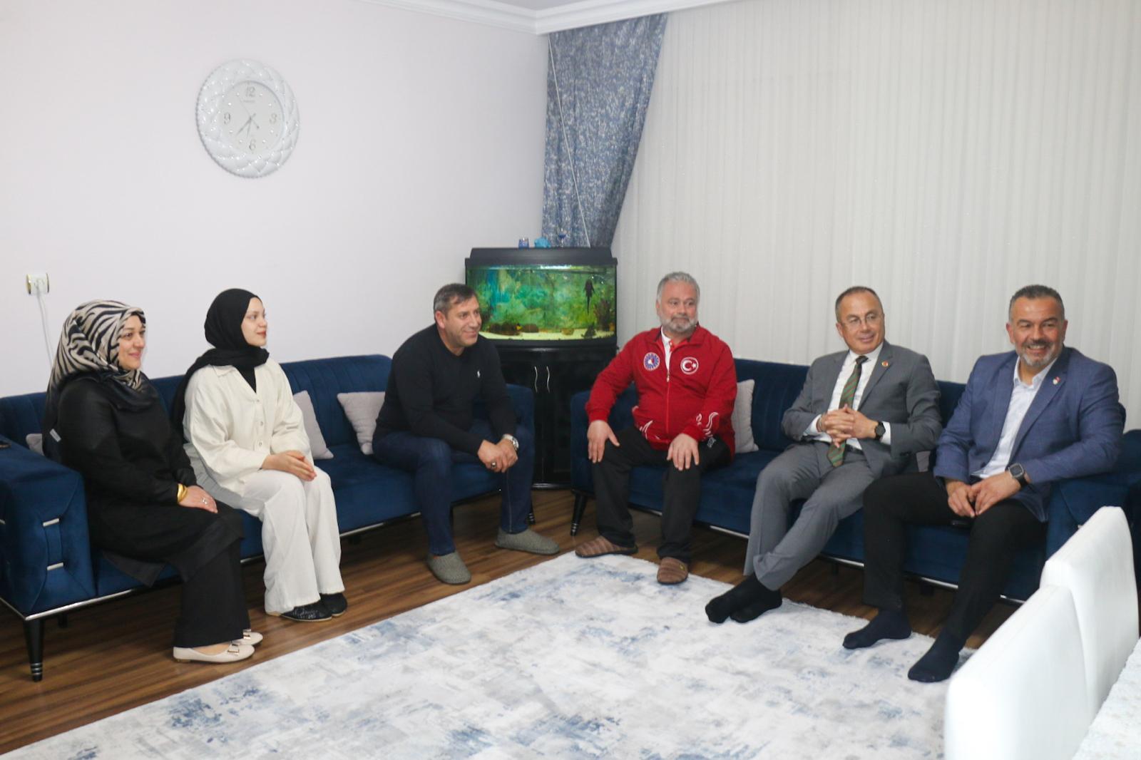 Sivaslı Dünya Şampiyonu Afra’ya Evinde Tebrik Ziyareti