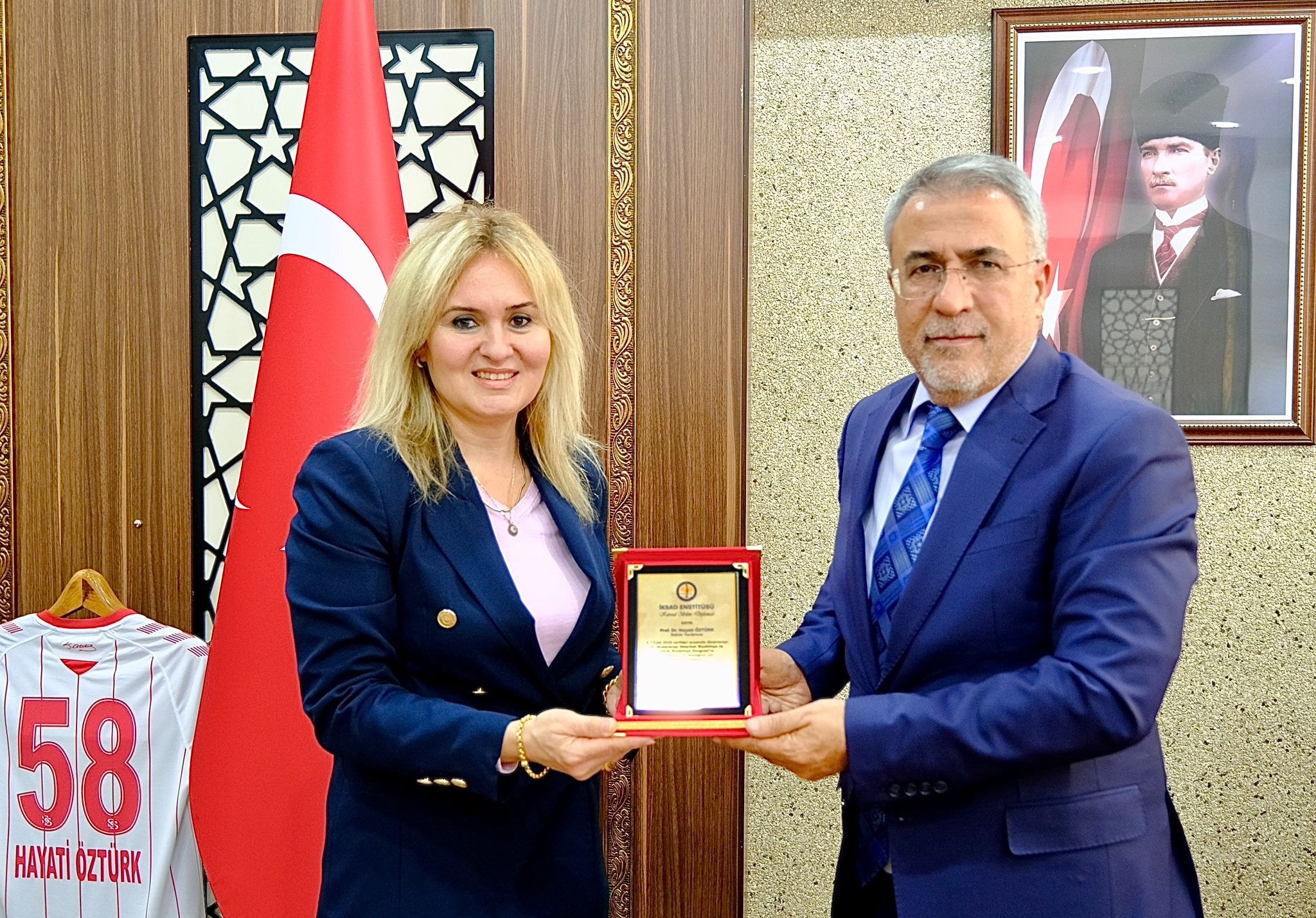 Sivas’ta Bilime Destek Plaketle Onurlandırıldı