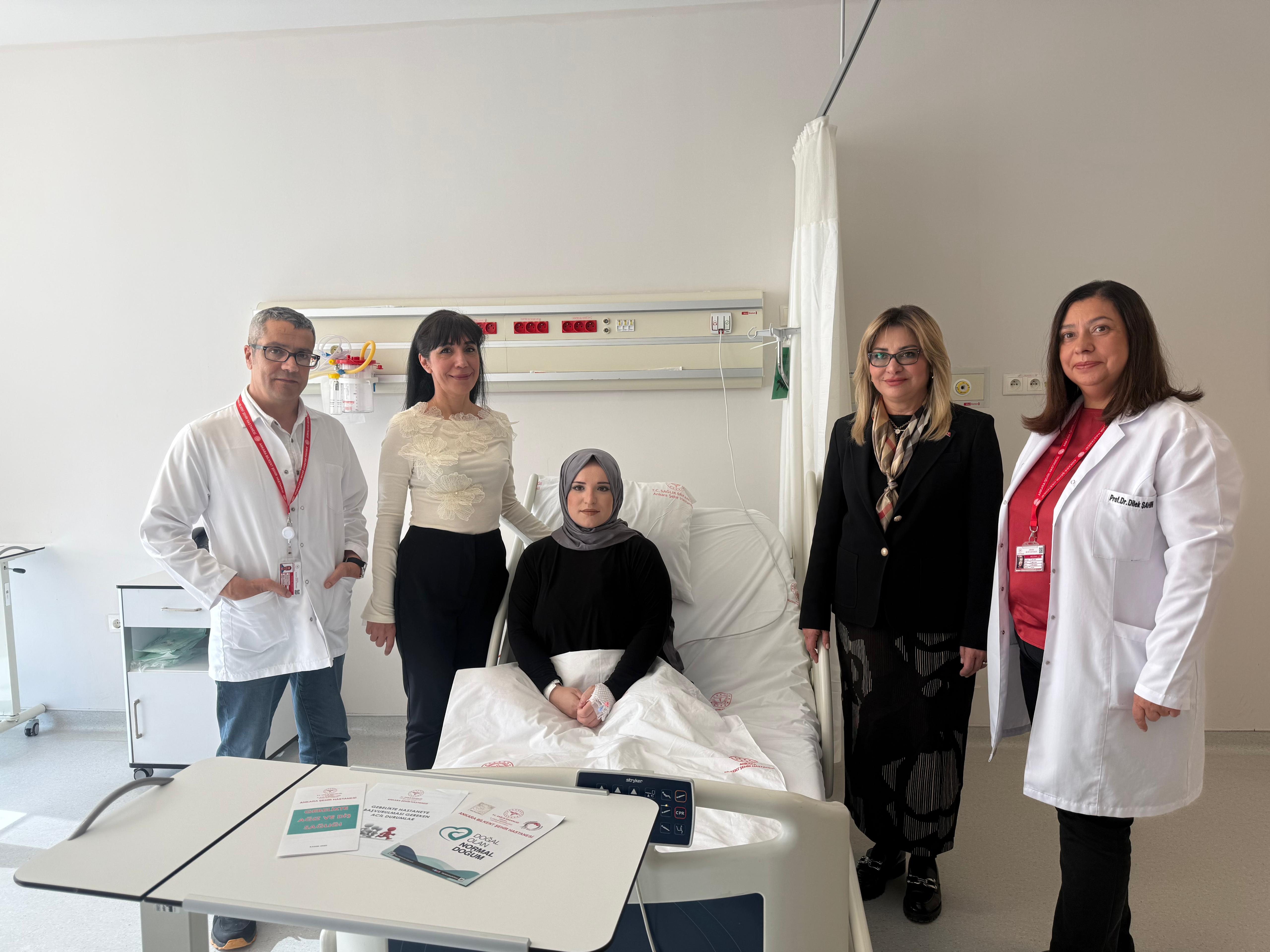 24 haftalık bebeğe anne karnında omurilik ameliyatı