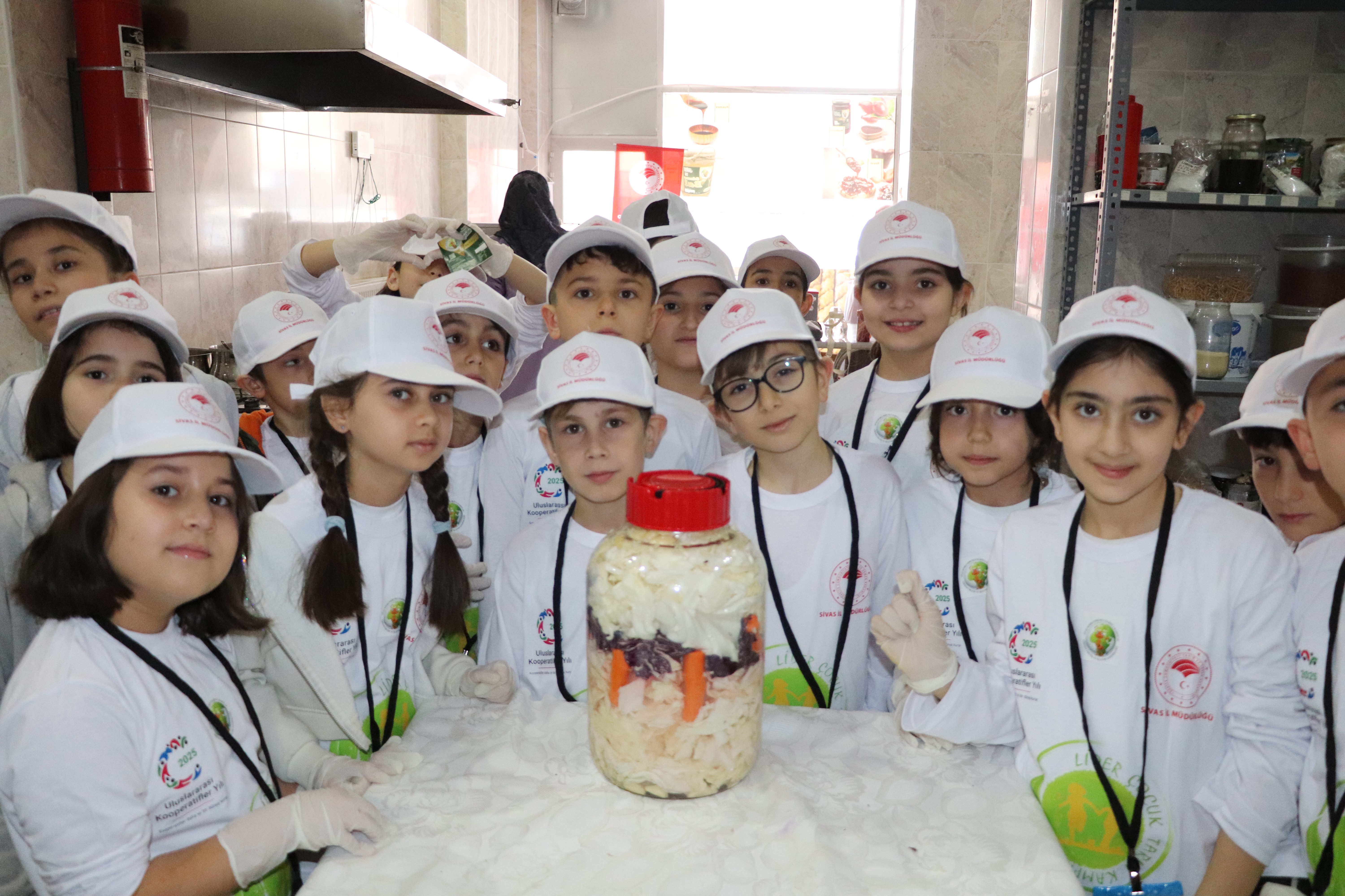 Sivas’ta minikler turşu kurup tarhana paketledi