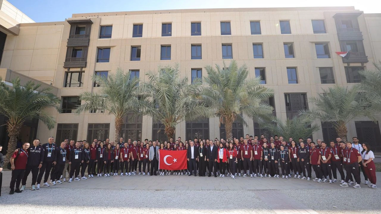 Bakan Bak, Suudi Arabistan’daki milli sporcularla buluştu