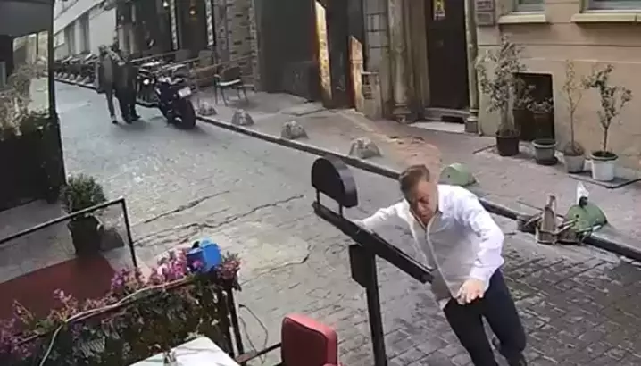 Beyoğlu’nda silahlı kavga: 2 yaralı, 3 gözaltı