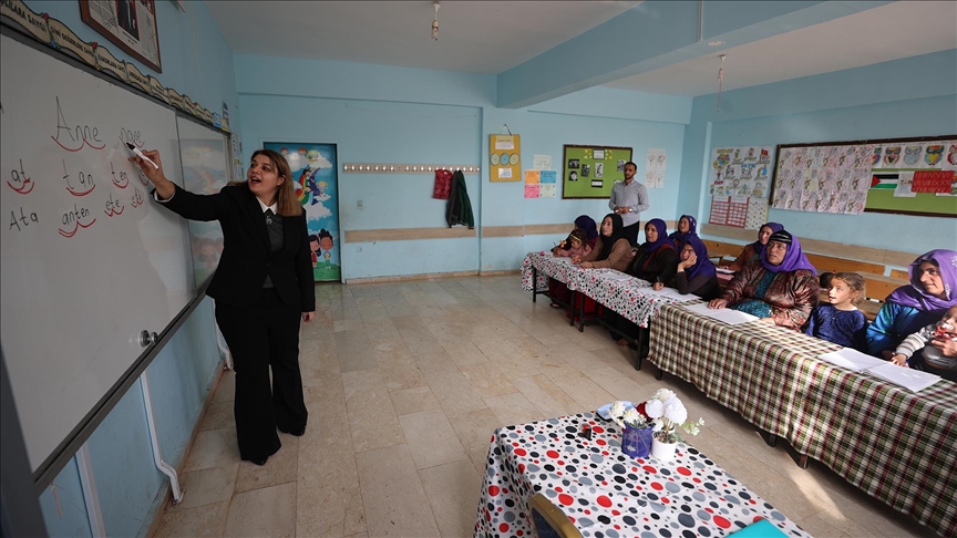 Şanlıurfa’da kadınlar çocuklarıyla birlikte okuma yazmayı öğreniyor