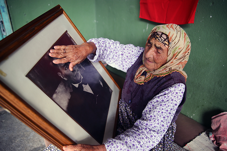 Cennet Nine, 87 Yıl önce ezberlediği şiirle Atatürk’ü anıyor