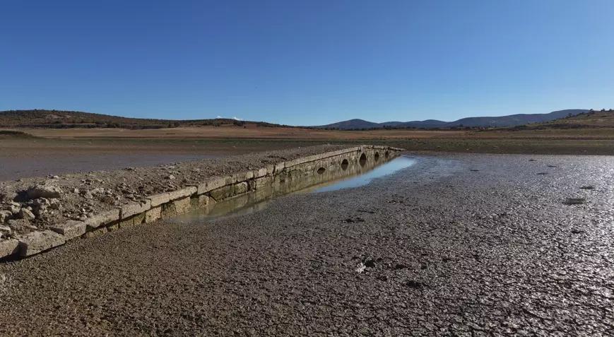 Kuraklık, tarihi 11 gözlü köprüyü gün yüzüne çıkardı