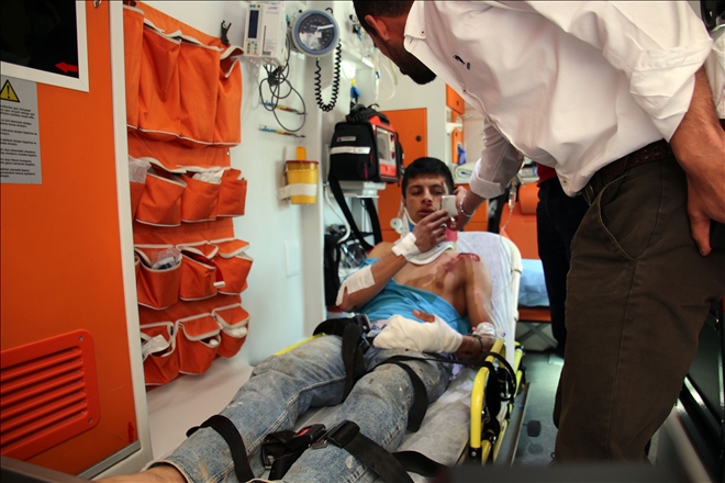 HAFİF TİCARİ ARACA ÇARPAN MOTOSİKLET SÜRÜCÜSÜ YARALANDI