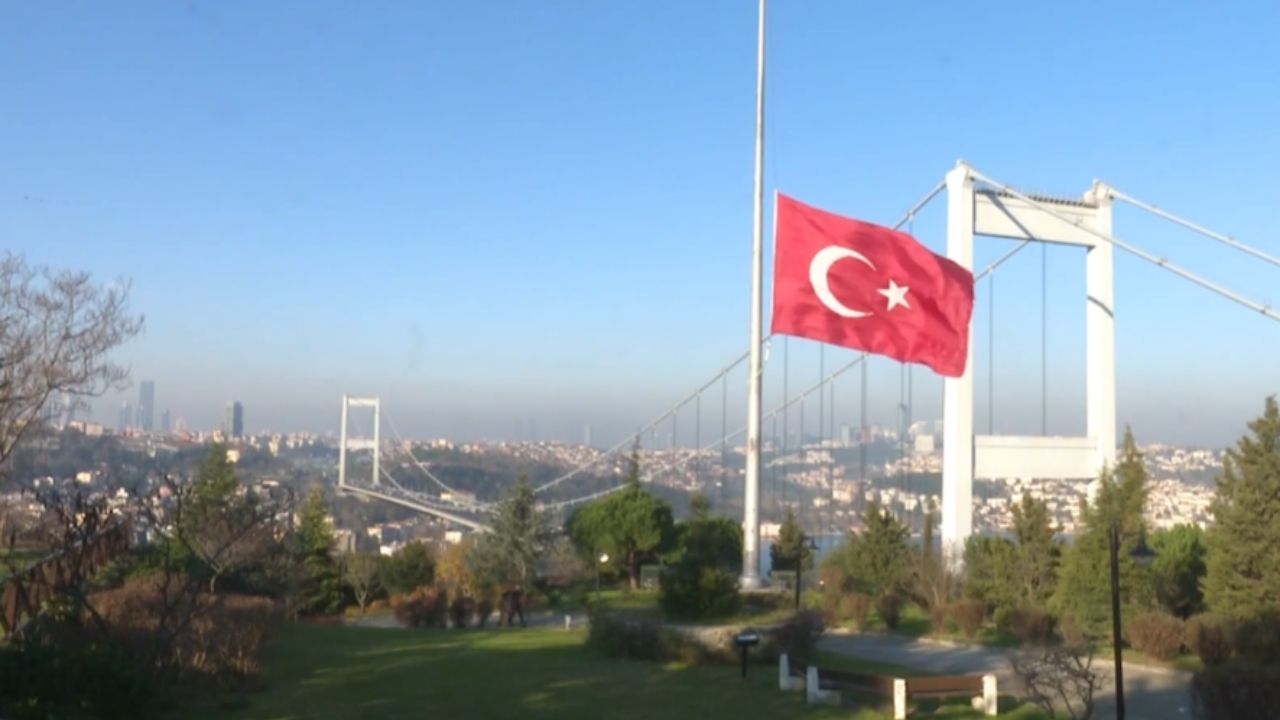 10 Kasım'da bayrak asılır mı, yarıya iner mi? Türk Bayrağı Kanunu'na göre uygulamanın usulü