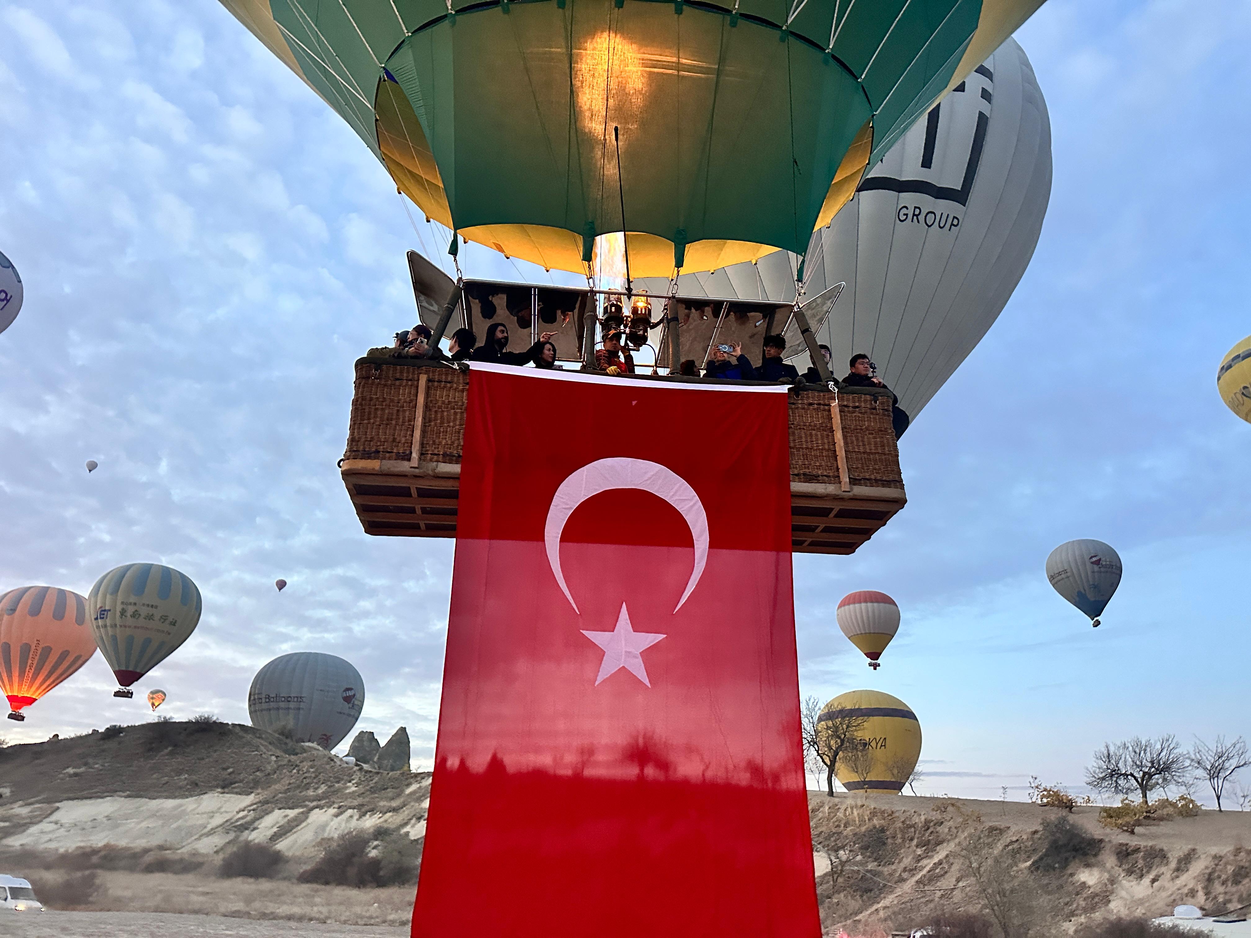Kapadokya’da gökyüzü Türk bayraklarıyla donatıldı