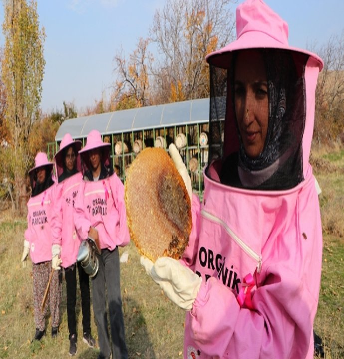 Van’da pembe maskeli kadın arıcılar meme kanserine dikkat çekti