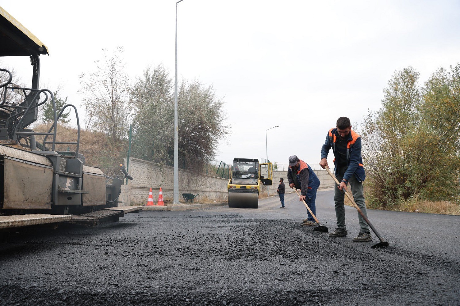 Sivas’ta altyapısı tamamlanan caddelerde asfalt serimi başladı