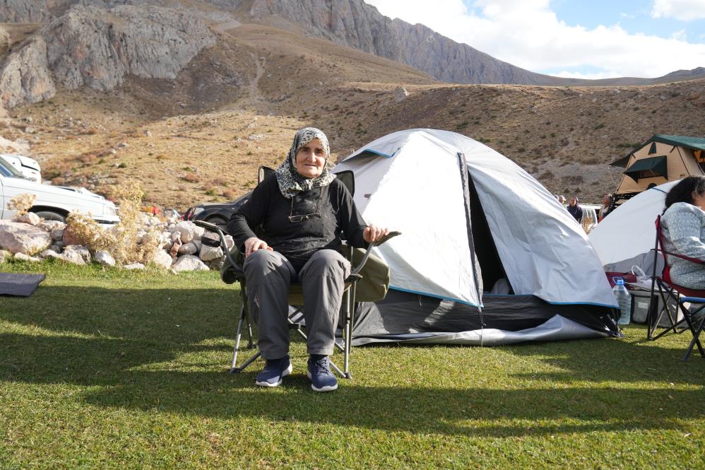 Sivaslı 73 yaşındaki dağcı gençlere taş çıkartıyor