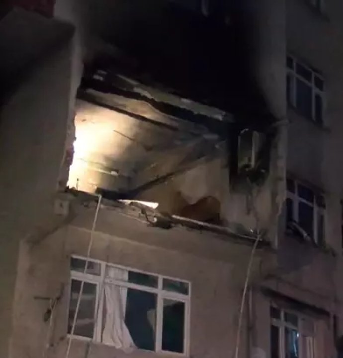 Kağıthane’deki 6 katlı apartmanda patlama anları kameralara yansıdı.