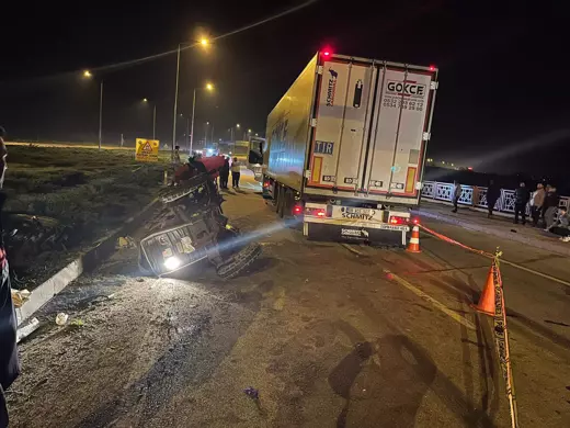 TIR ve traktör çarpıştı, iki kişi öldü