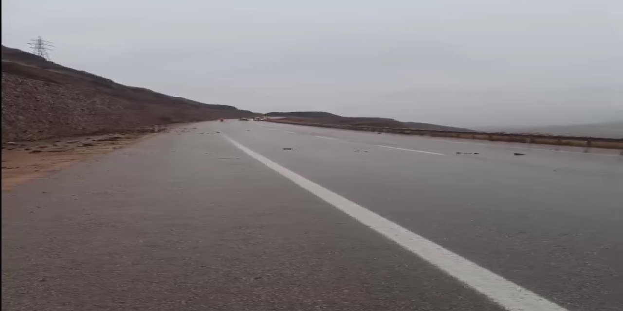 Sivas'ta kaya parçaları yolu kapattı