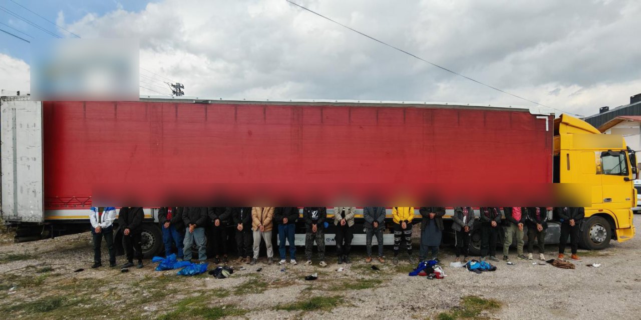Sivas'ta TIR'da 18 düzensiz göçmen yakalandı