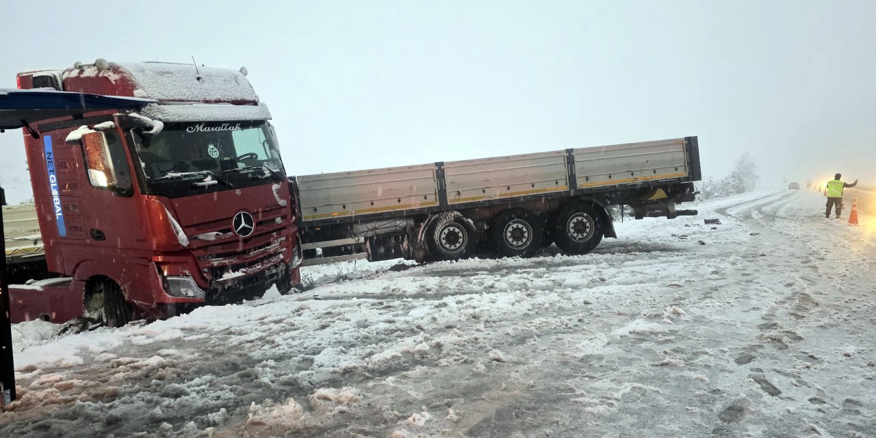 Sivas'ta zincirleme trafik kazasında araçlarda hasar oluştu