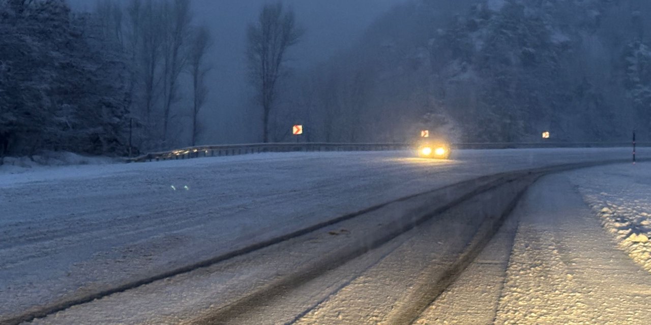 Sivas'ta Geminbeli Geçidi'nde kar yağışı