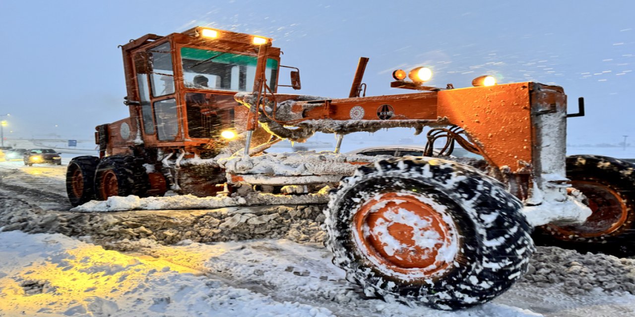 Sivas'ta kar yolları kapattı