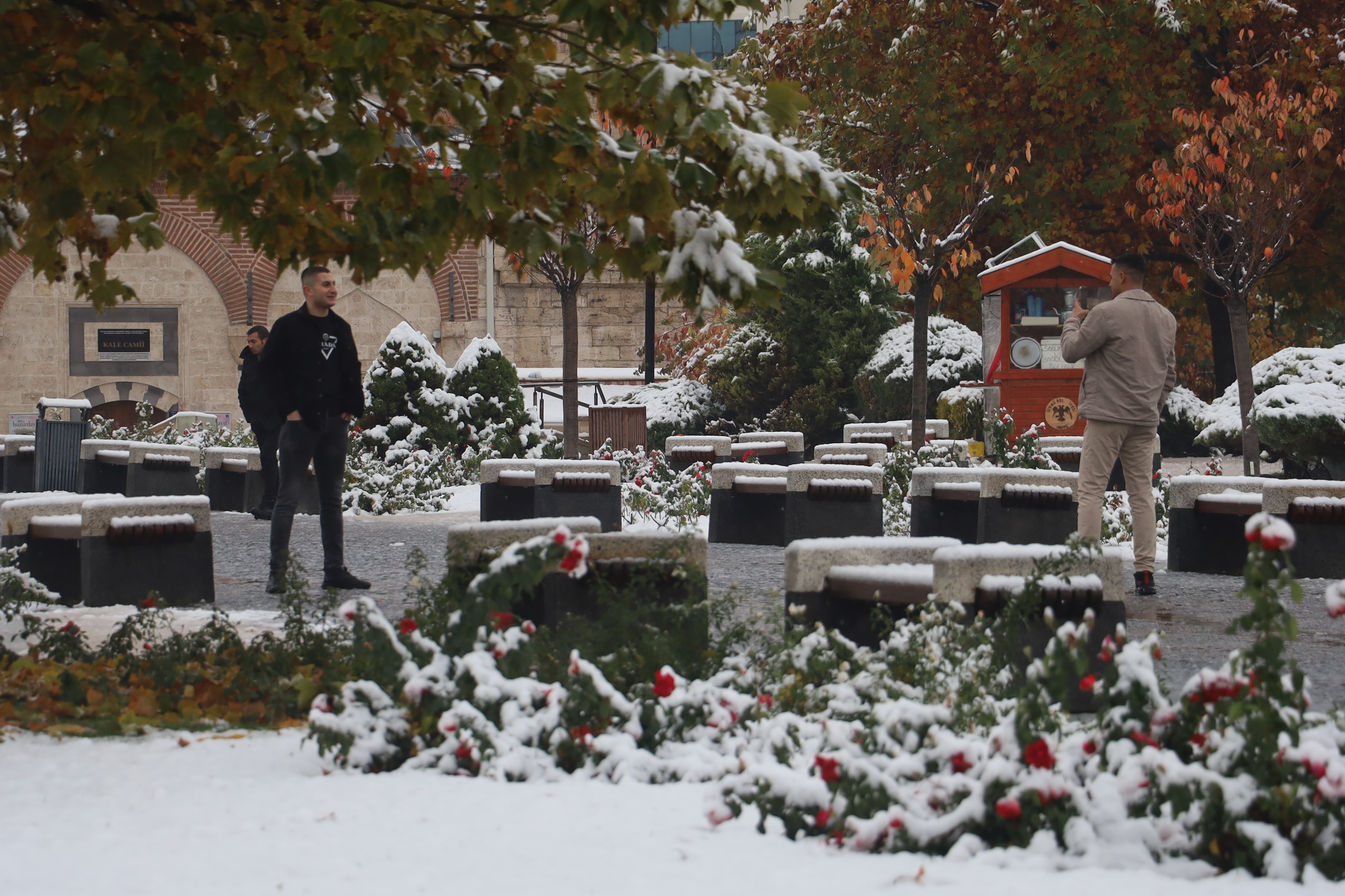 Beyaza Bürünen Sultan Şehirden Kartpostallık Görüntüler