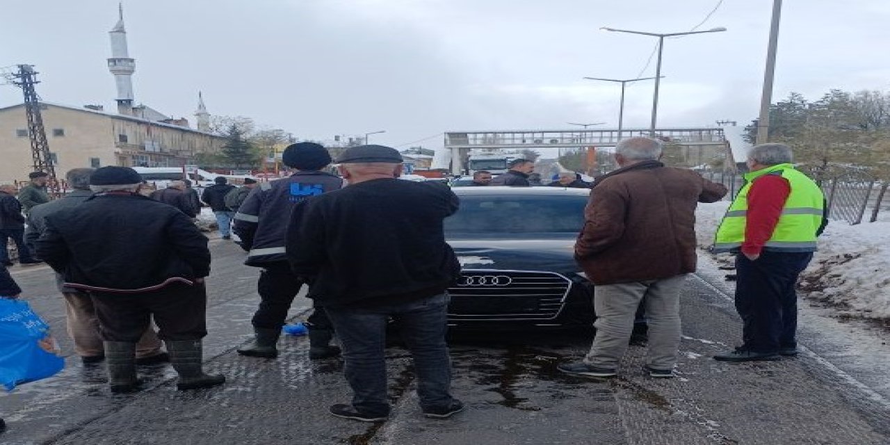 Sivas'ta çocuğa otomobil çarptı: Köylüler tepkili