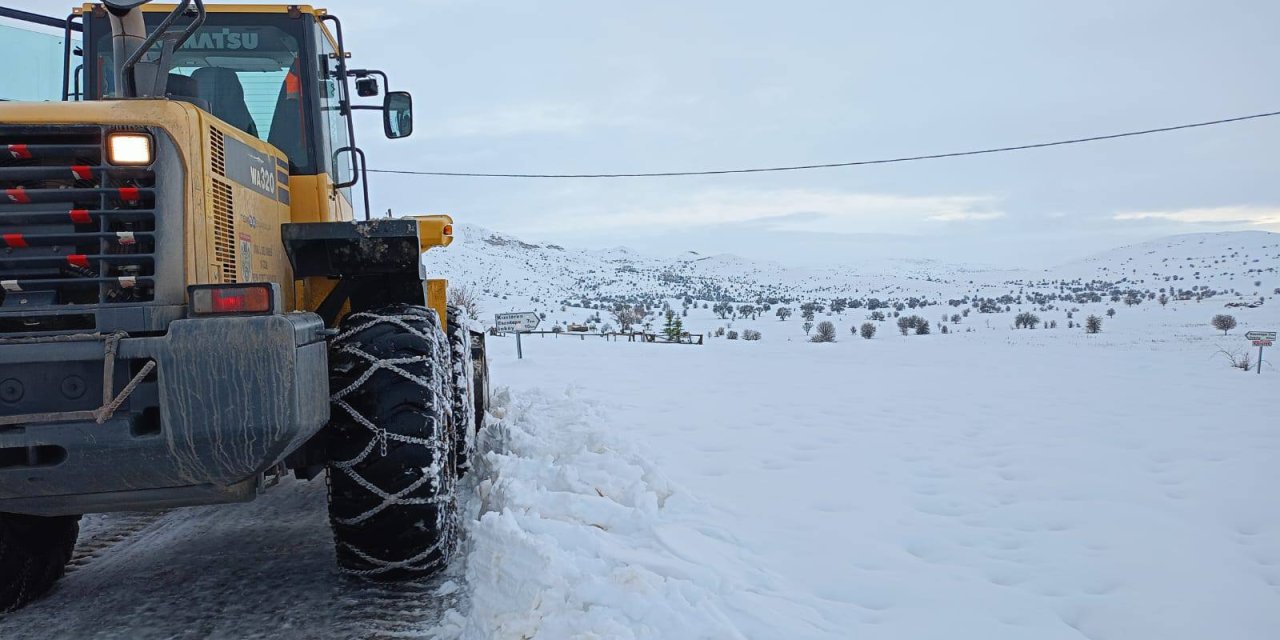 Sivas'ta kırsalda karlı yollar aşılıyor