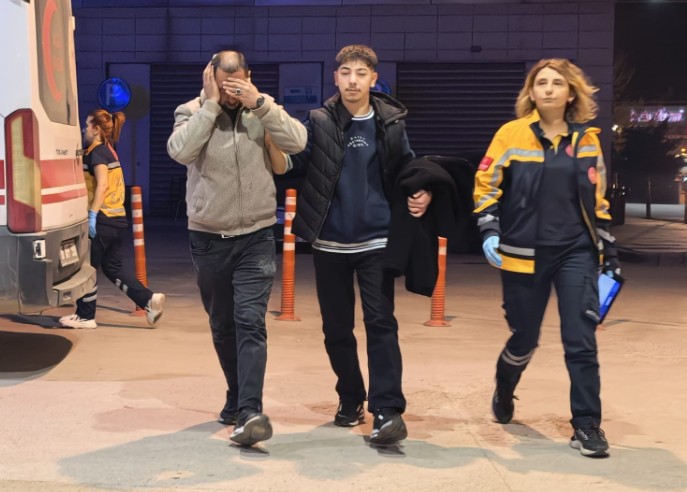 Alkol aldı, kulağı koptu