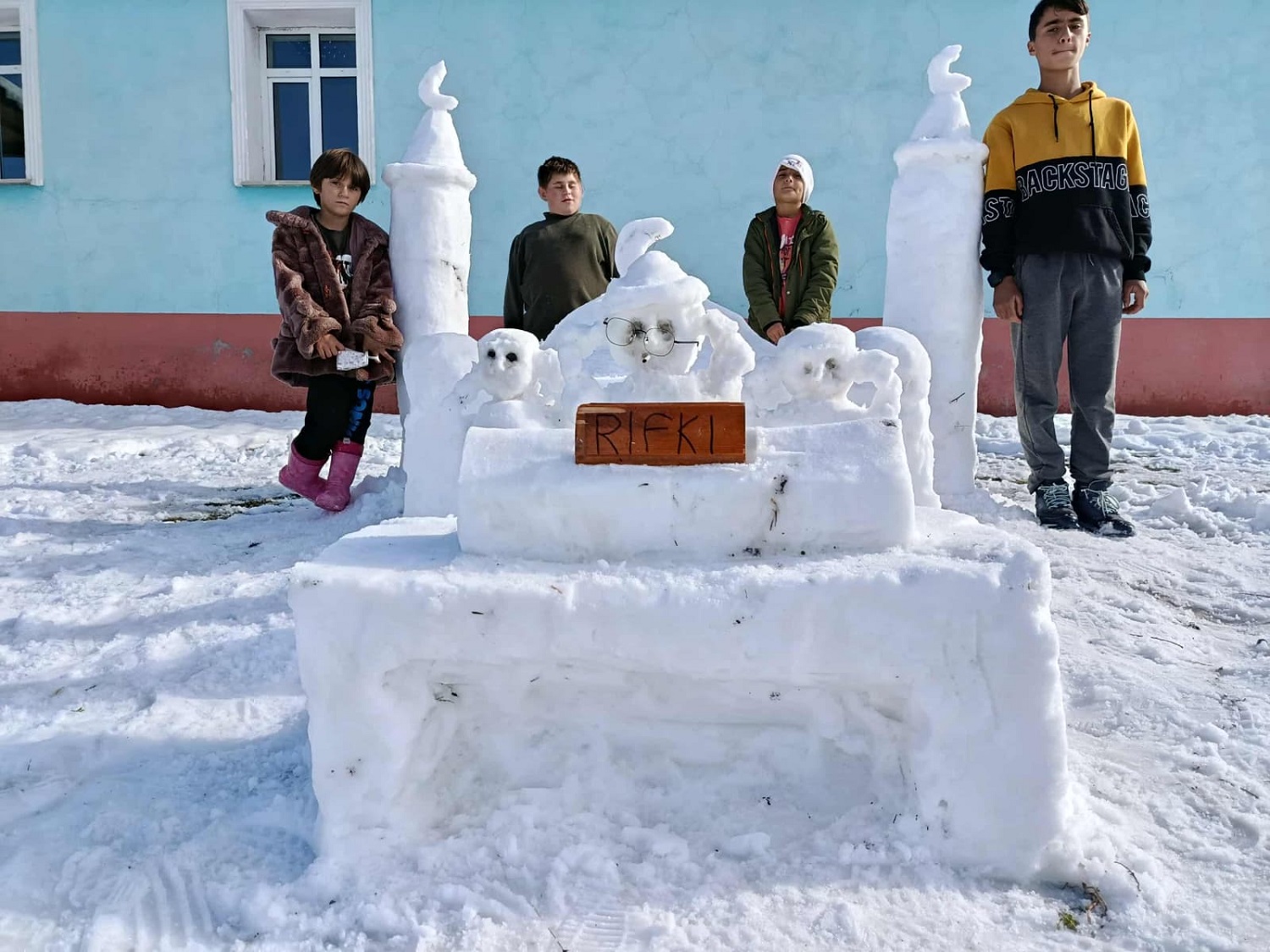Sivas’ta çocuklar yoğun karı sanata dönüştürdü