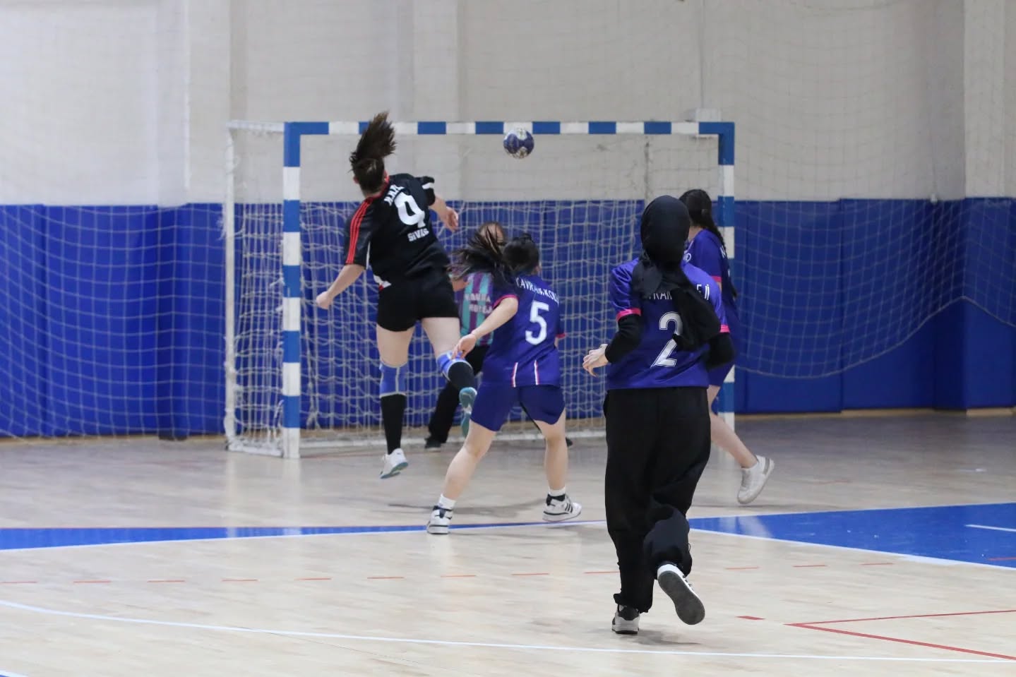 Hentbolda kıyasıya rekabet